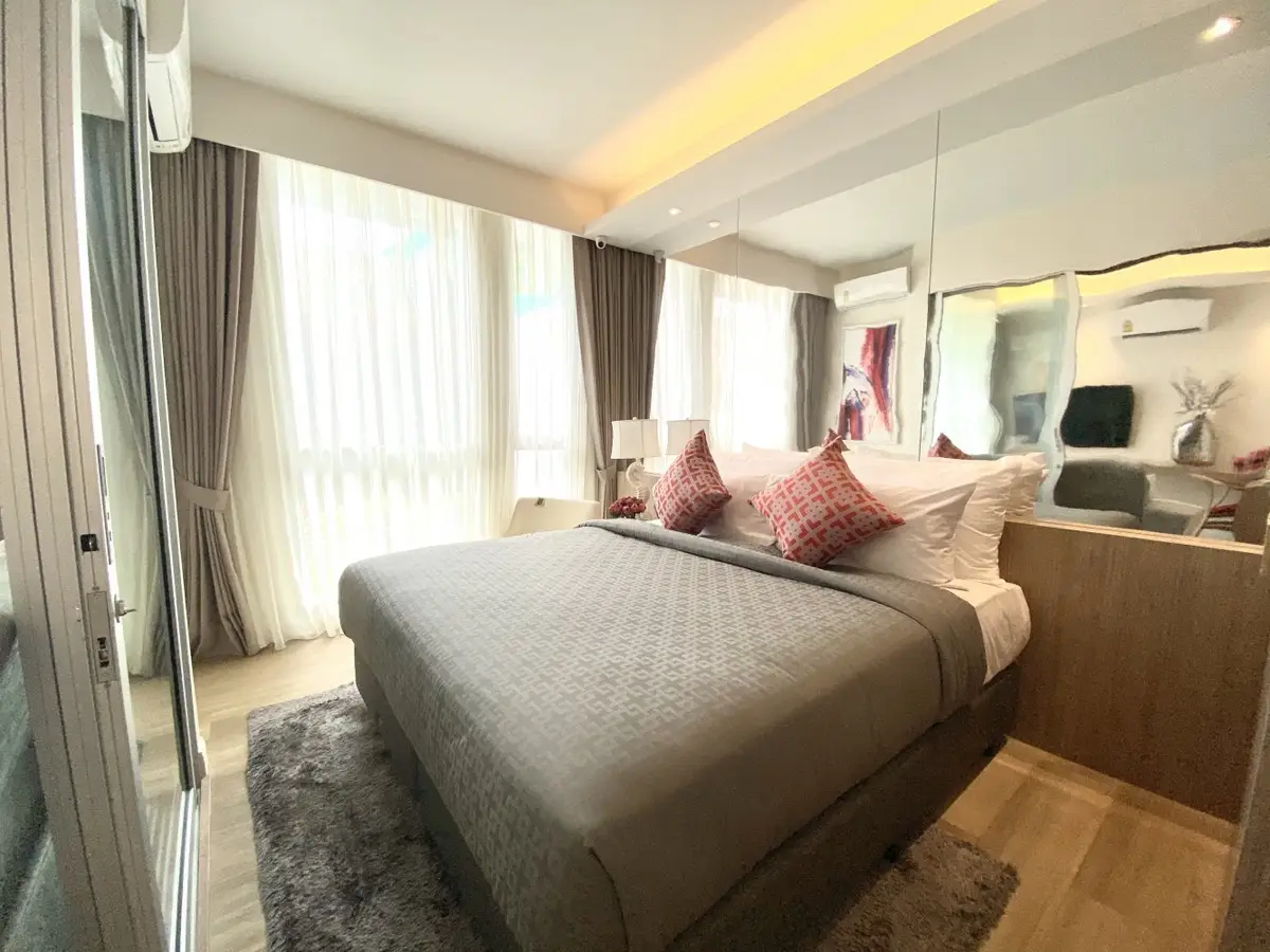 Fourth-Floor Studio with Pool and Garden Views in Karon — Karon · 3/9