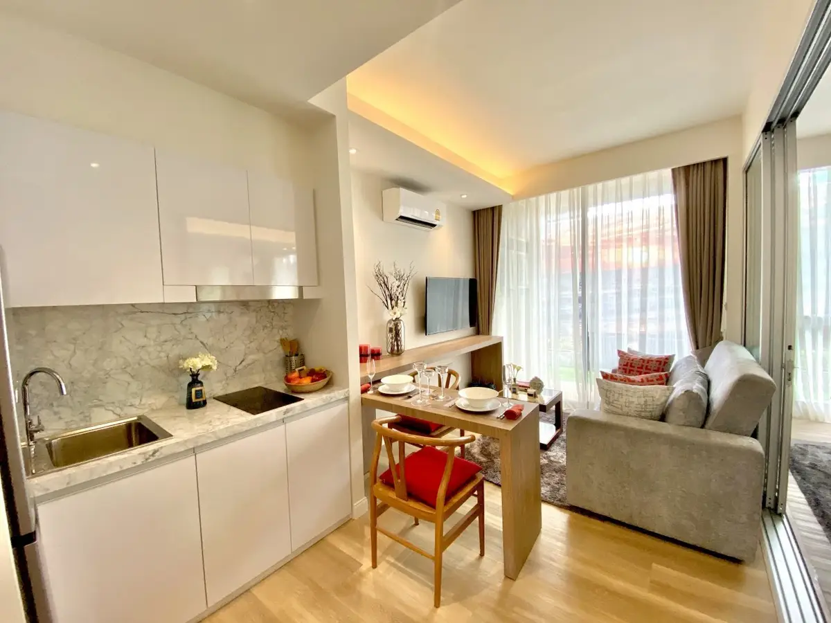 Fourth-Floor Studio with Pool and Garden Views in Karon — Karon · 4/9