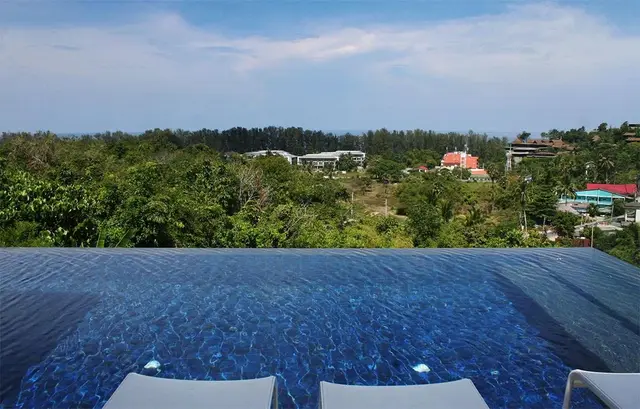 Stylish, spacious 3-bedroom villa, with sea view, on Naithon beach — Nai Thon