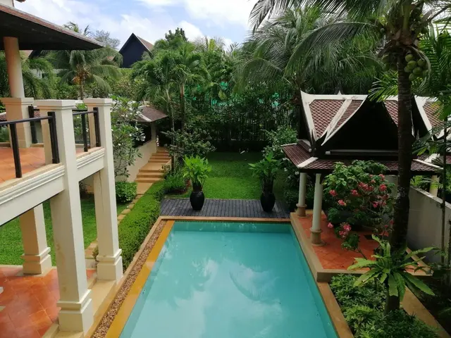 Comfortable, spacious 4-bedroom villa, with pool view and near the sea in Chom Tawan project, on Bangtao / Laguna beach — Layan