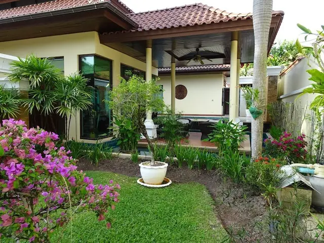 Fashionable 3-bedroom villa, with pool view and near the sea, on Bangtao / Laguna beach — Bang Tao