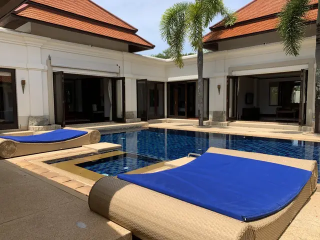 Stunning premium, spacious 5-bedroom villa, with pool view in Sai Taan project, on Bangtao / Laguna beach — Bang Tao
