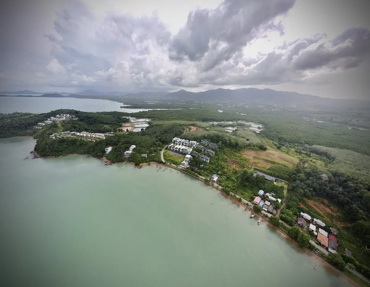 Stylish 4-bedroom villa near the sea, on Chalong beach — Mai Khao · 2/43