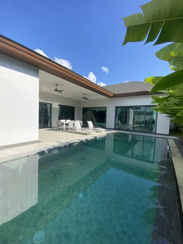 Luxury 4-bedroom villa, with pool view, on Bangtao / Laguna beach — Bang Tao