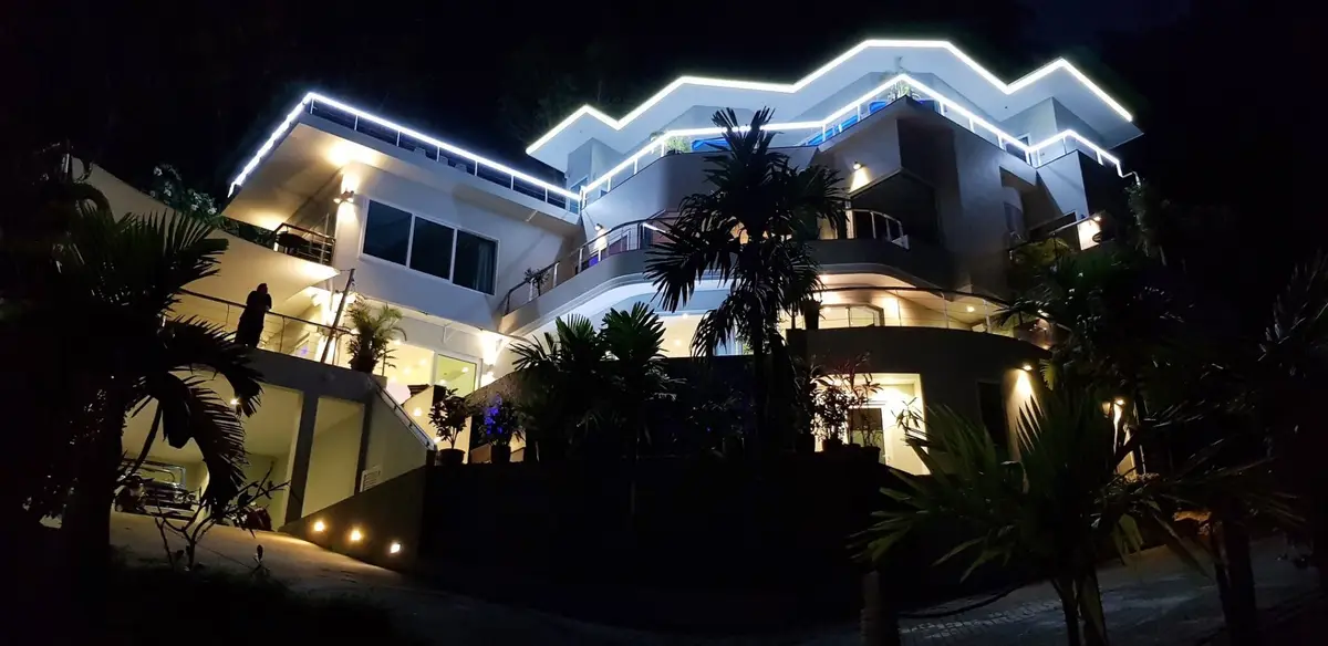 Incredible 7-bedroom villa, with sea view, on Surin Beach beach — Surin · 3/96
