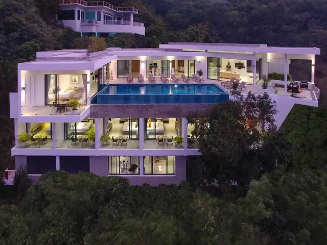 Chic 10-bedroom villa, with sea view, on Surin Beach beach — Surin