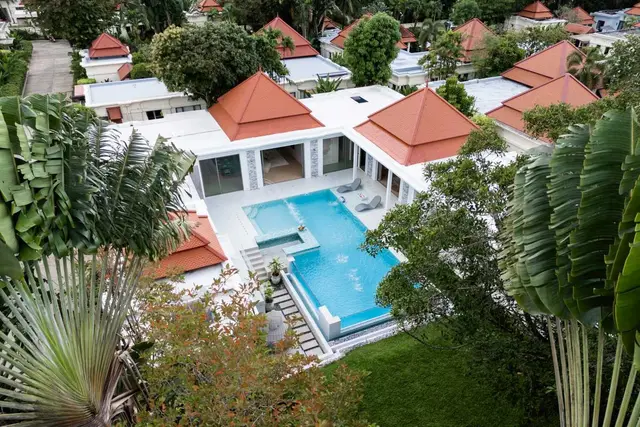 Exclusive, spacious 5-bedroom villa, with pool view in Sai Taan project, on Bangtao / Laguna beach — Bang Tao