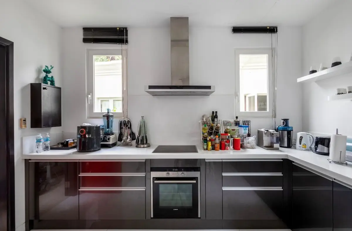 4-bedroom Sai Taan villa on a 1,680 sq m plot with maids' quarters — Bang Tao · 4/25