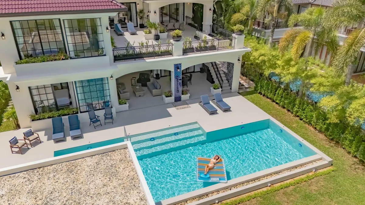 Seven-Bedroom Villa Overlooking the Golf Course, Laguna Homes — Layan · 2/34