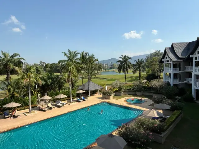 -Bedroom Apartments, with golf course in Allamanda and project, on Bangtao / Laguna beach — Bang Tao