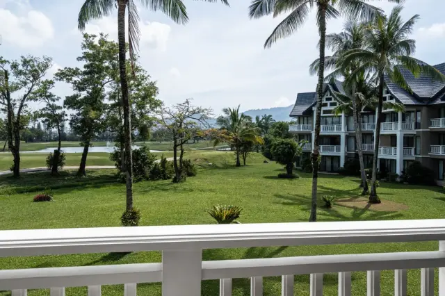 -Bedroom Apartments, with golf course in Allamanda and project, on Bangtao / Laguna beach — Bang Tao