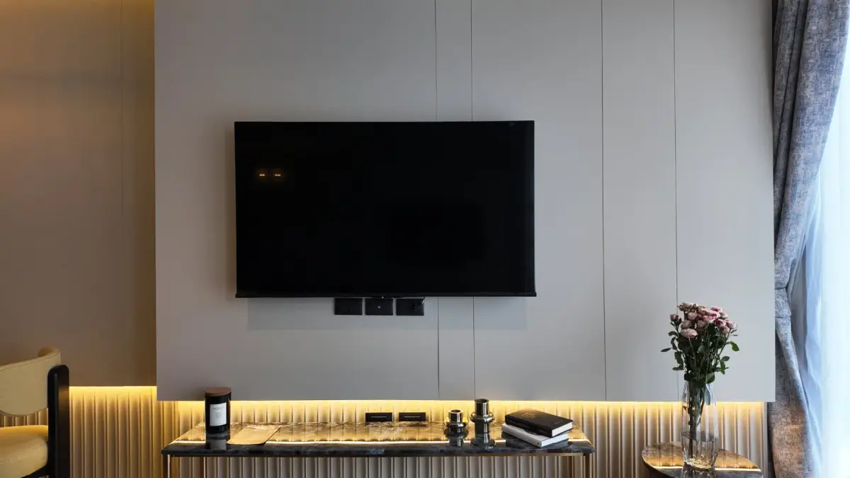 One-Bedroom Second-Floor Apartment, Bellevue Beachfront Condo — Layan · 3/32