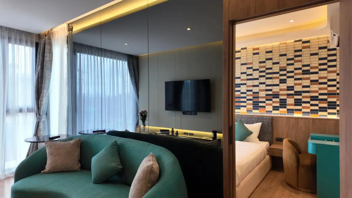 One-Bedroom Second-Floor Apartment, Bellevue Beachfront Condo — Layan · 5/32